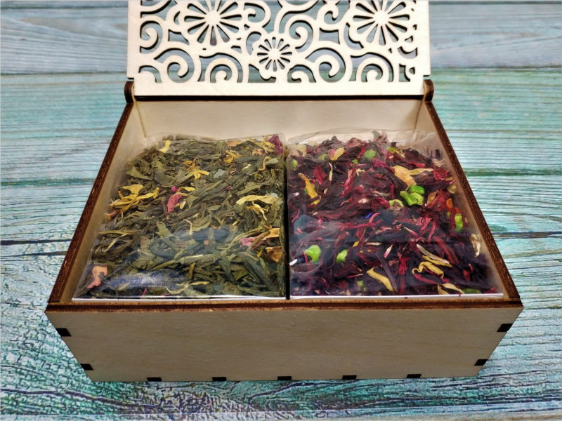 Dwie herbaty lub kawy w drewnianym pudełku ozdobnym